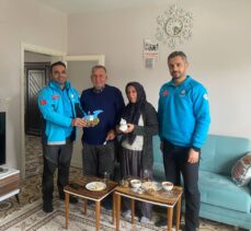 Van UMKE görevlileri enkazdan kurtardıkları Kılıç'ı Adıyaman'daki evinde ziyaret etti