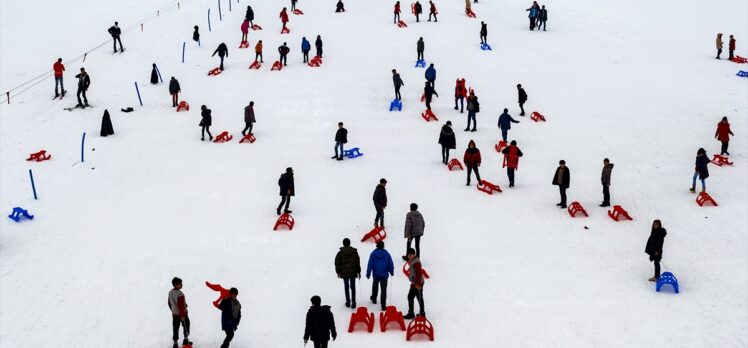 Van'da öğrenciler kayak yaptı, kar üstünde halay çekerek eğlendi