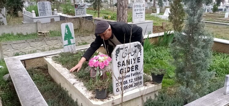 Vefat eden karısını her Sevgililer Günü'nde mezarında çiçeklerle anıyor