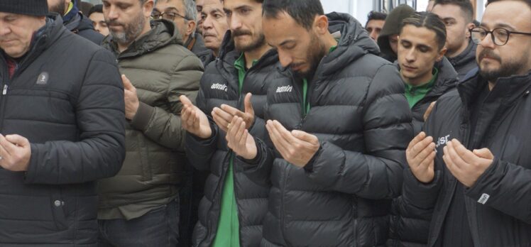 Vefat eden Serik Belediyesporlu futbolcu Mümin Talip Pazarlı'nın cenazesi, İstanbul'da defnedildi