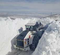 Yüksekova'da karla mücadele sürüyor