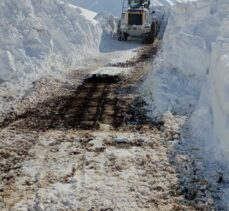 Yüksekova'da metrelerce kar altındaki yollarda çalışmalar sürüyor