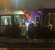 Zeytinburnu'nda iki tramvay kaza yaptı, seferler aksadı