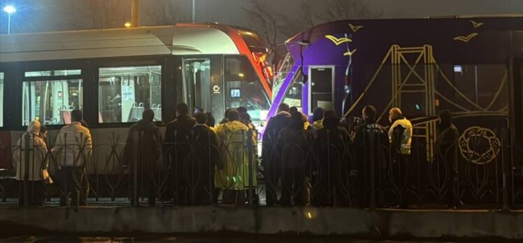 Zeytinburnu'nda iki tramvay kaza yaptı, seferler aksadı