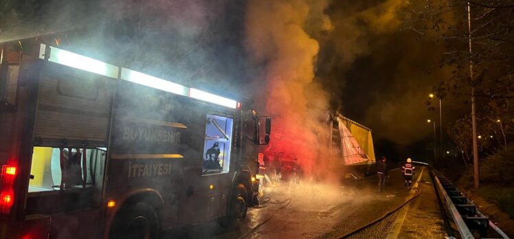 Adana'da kimyasal madde yüklü tırda çıkan yangın söndürüldü
