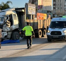 Adana'da otobüs ile çarpışan kamyonun sürücüsü hayatını kaybetti