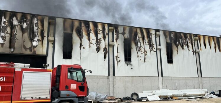 Afyonkarahisar'da bir fabrikada çıkan yangında 4 kişi dumandan etkilendi