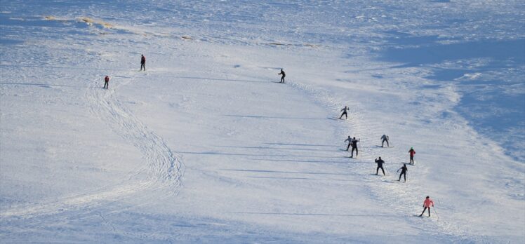 Ağrı'nın kayaklı koşu altyapı sporcuları Eleşkirt ilçesinde yarışlara hazırlanıyor