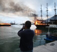 GÜNCELLEME – Alanya Balıkçı Barınağı'nda demirli iki tur teknesi yandı