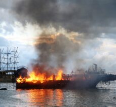 Alanya Balıkçı Barınağı'nda demirli iki tur teknesi yandı