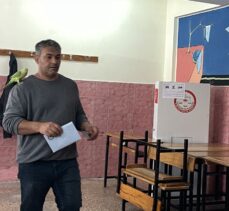 Antalya'da bir seçmen oy kullanmaya papağanıyla gitti
