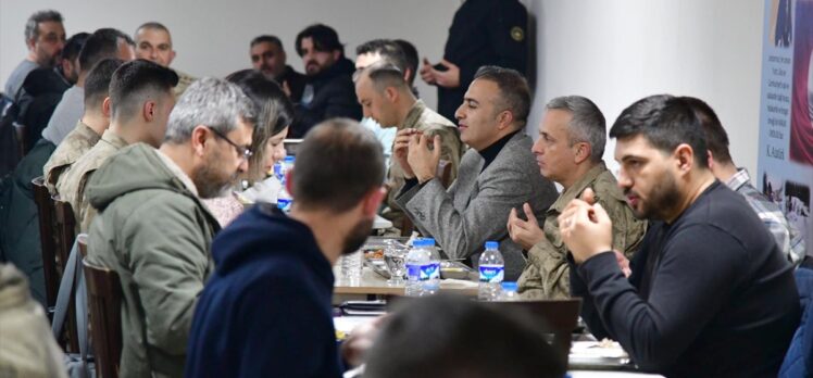 Ardahan Valisi Çiçek, jandarma personeliyle iftar yaptı: