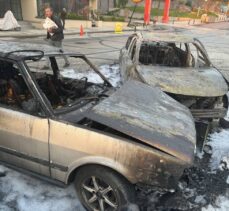 Avcılar'da alev alan taksi ile çarptığı otomobil yandı