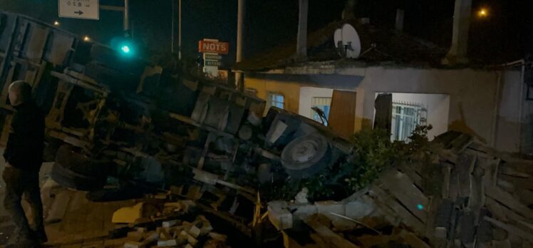 Aydın'da evin bahçesine devrilen kamyonun sürücüsü yaralandı