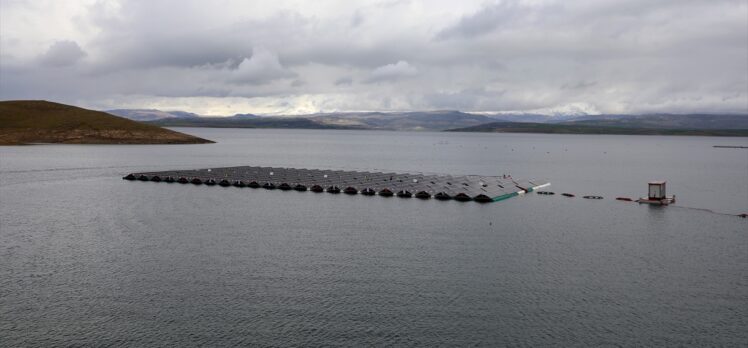 Bakan Yumaklı, Elazığ'da kurulan Türkiye'nin ilk yüzer güneş enerjisi santralini inceledi:
