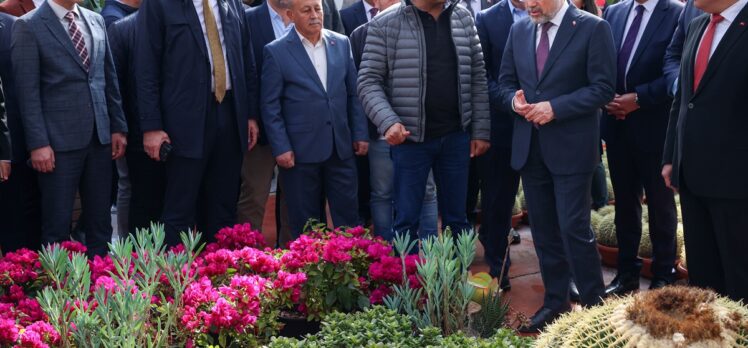 Bakan Yumaklı, İzmir'de çiçek üreticilerini ziyaret etti: