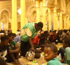 Batı Afrika'nın en büyük camisinde ramazan boyunca ücretsiz iftar veriliyor