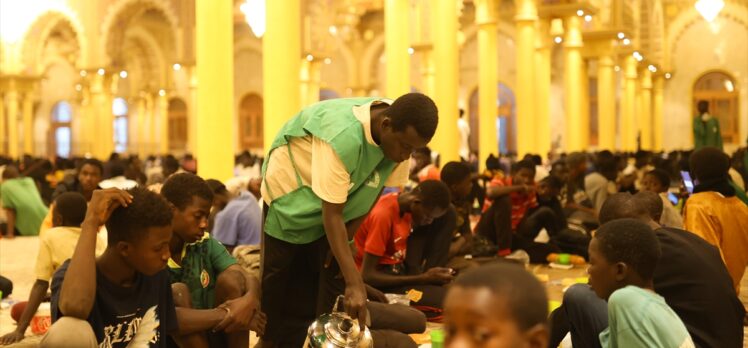 Batı Afrika'nın en büyük camisinde ramazan boyunca ücretsiz iftar veriliyor