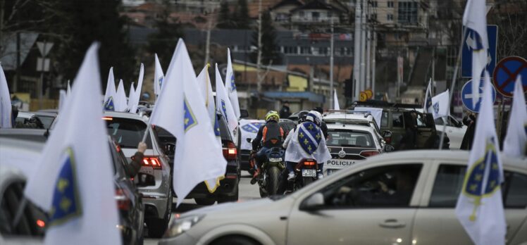 Bosna Hersek'te Bağımsızlık Günü'nde altın zambaklı bayraklarla araç konvoyu yapıldı