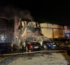Bursa'da oto tamirhanesinde çıkan yangında 4 araç zarar gördü