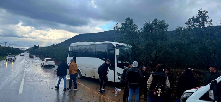 Bursa'da tır ile midibüsün çarpıştığı kazada 8 kişi yaralandı