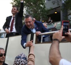 CHP Genel Başkanı Özel, Manisa'da şehir turu attı
