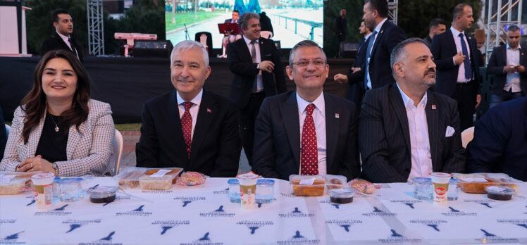 CHP Genel Başkanı Özgür Özel, İzmir'de iftar programına katıldı