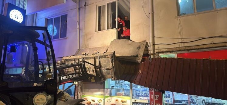 Denizli Tavas'ta CHP binasında balkonun çökmesi sonucu 18 kişi yaralandı