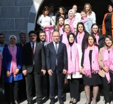 Diyarbakır'da kadın kursiyerler ürettikleri ipek şalları kanser taraması yapan kadın sağlık çalışanlarına hediye etti