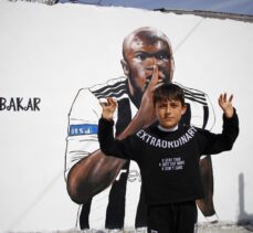 Diyarbakırlı çocukların futbolcuların resimlerinin çizildiği duvar önündeki fotoğrafını milyonlar gördü