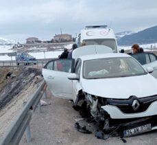 Erzincan'da bariyere çarpan otomobildeki 6 kişi yaralandı