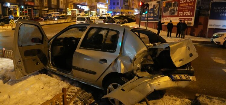 Erzurum'da kar yağışı sonrası 48 aracın karıştığı 17 ayrı kazada 12 kişi yaralandı