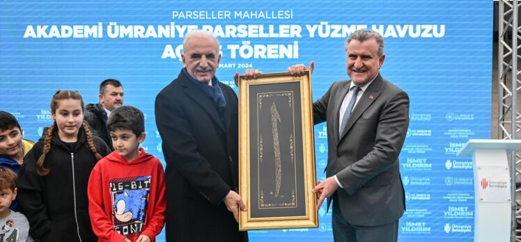 Gençlik ve Spor Bakanı Bak, İstanbul'da yüzme havuzu açtı: