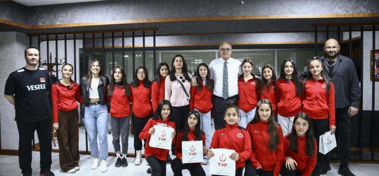 Hakkari Fabrika Voleybol Okulu'ndan TVF Başkanı Mehmet Akif Üstündağ'a ziyaret