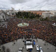 İspanya aşırı sağı, ayrılıkçı Katalanlara af çıkarmak isteyen sol hükümete karşı gösteri yaptı