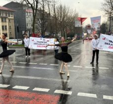İstanbul'da trafikte bekleyenlere bale gösterisi sürprizi