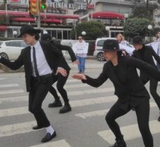 İstanbul'da trafikte bekleyenlere “moonwalk dansı” sürprizi