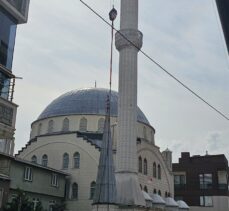 İstanbul'da vinçten düşen minarenin parçası evin duvarında hasar oluşturdu