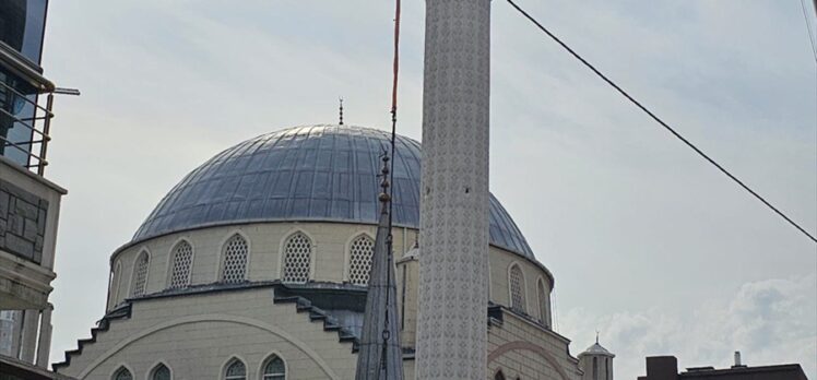 İstanbul'da vinçten düşen minarenin parçası evin duvarında hasar oluşturdu