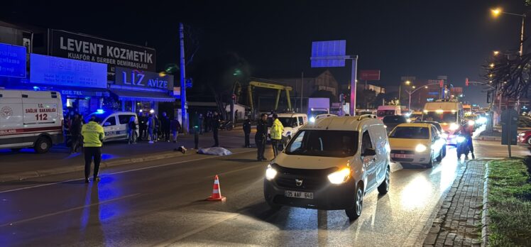 İzmir'de otomobilin yayalara çarpması sonucu 1 kişi öldü, 1 kişi yaralandı