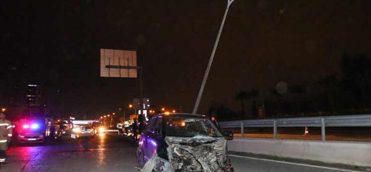 İzmir'de refüje ve aydınlatma direğine çarpan otomobilin sürücüsü öldü