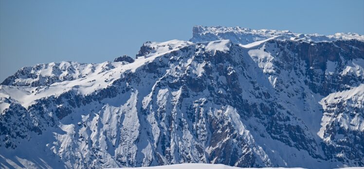 Jandarma timleri metrelerce karın bulunduğu dağlarda terörle mücadeleyi sürdürüyor