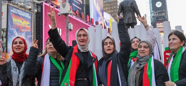 KADEM, New York'un Times Meydanı'nda Filistinli kadınlarla dayanışma etkinliği düzenledi