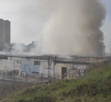 GÜNCELLEME – Kocaeli'de iş yerinin deposunda çıkan yangın söndürüldü