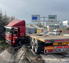 Kocaeli'de su tahliye kanalına devrilen tırın sürücüsü yaralandı