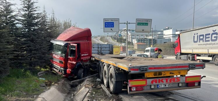Kocaeli'de su tahliye kanalına devrilen tırın sürücüsü yaralandı