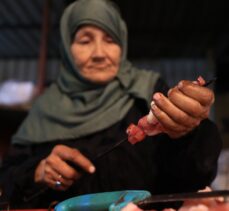 Kocasını savaşta kaybeden 64 yaşındaki Iraklı kadın sokakta kebap satarak ailesinin geçimini sağlıyor