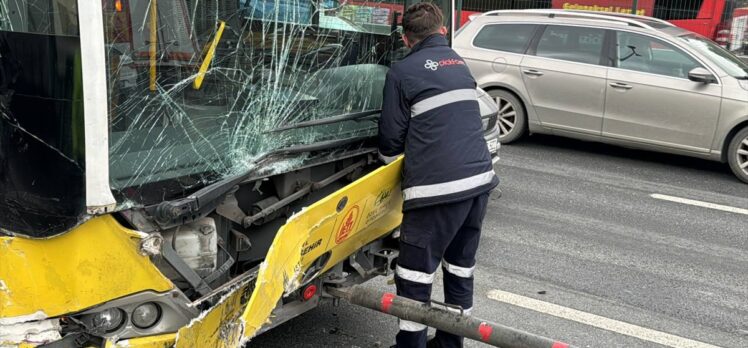 Küçükçekmece'de otomobilin İETT otobüsüne çarptığı kazada sürücüler yaralandı
