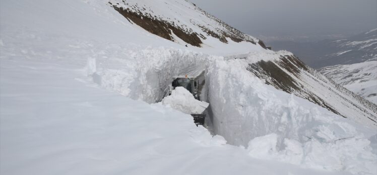 Muş Valisi Çakır, metrelerce karın bulunduğu yolda çalışan ekipleri ziyaret etti: