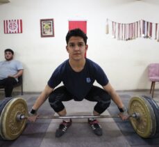 Okulun deposundaki spor salonunda haltere başlayan öğrenciler, Türkiye şampiyonu oldu